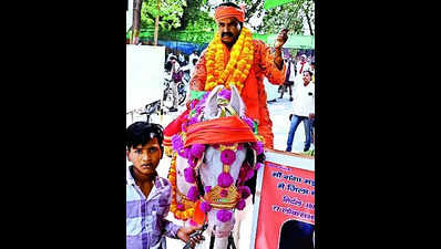 A ‘chooran’ seller, another arriving on horseback: Outsiders take poll plunge — all for some fame
