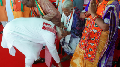 PM Modi touches feet of Padma Shri awardee Purnamasi J in Odisha
