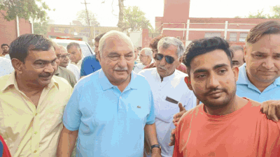Lok Sabha elections: Former CM Hooda engages with public in Jind City Herbal Park