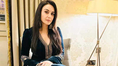 Baffled Preity Zinta says 'You guys are scaring me' as paparazzi surrounded her from all corners