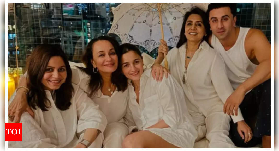 Alia Bhatt hosts Mother's Day celebration for Soni Razdan and Neetu Kapoor; shares heartwarming pic with - TOI Etimes