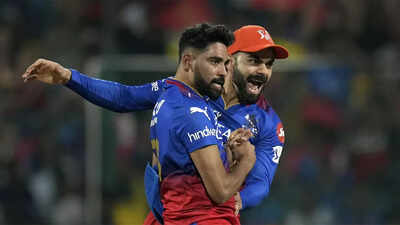 Watch: 'Bol mujhe bas stump dikh raha hai' - Virat Kohli's leg-pulling act on Mohammed Siraj goes viral