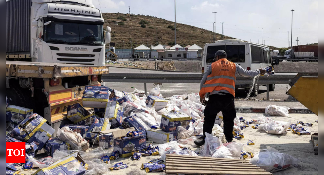 Israeli protesters block aid convoy headed to Gaza – Times of India