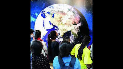 Planetarium trains 4k teachers to make science fun for students