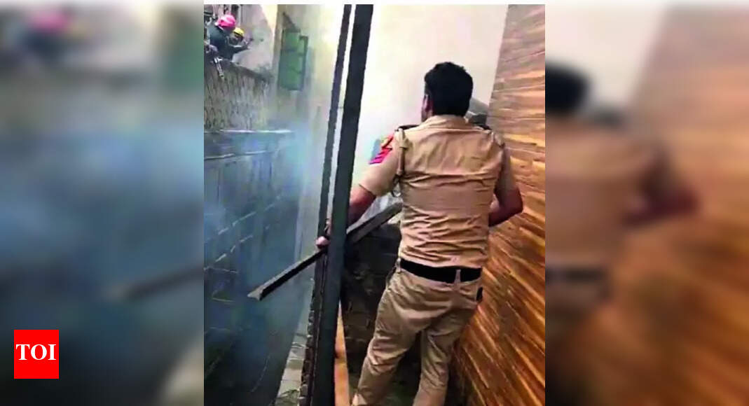 Fire: Timely action by cop saves lives in fire in Walled City | Delhi ...