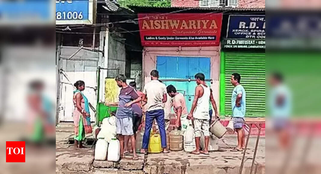 Water Crisis: Dispur locals queue up at public taps due to water crisis | Guwahati News - Vimarsana News