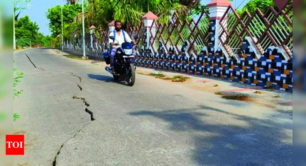 Uyyakondan Canal Bund Road: Cracks develop on Uyyakondan canal bund ...