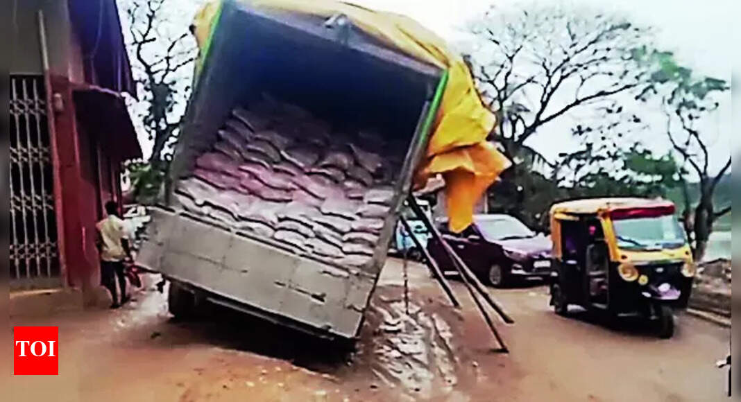 Roads: Battered roads, waterlogging put lives at risk in Silchar's Shibbari | Guwahati News - Vimarsana News
