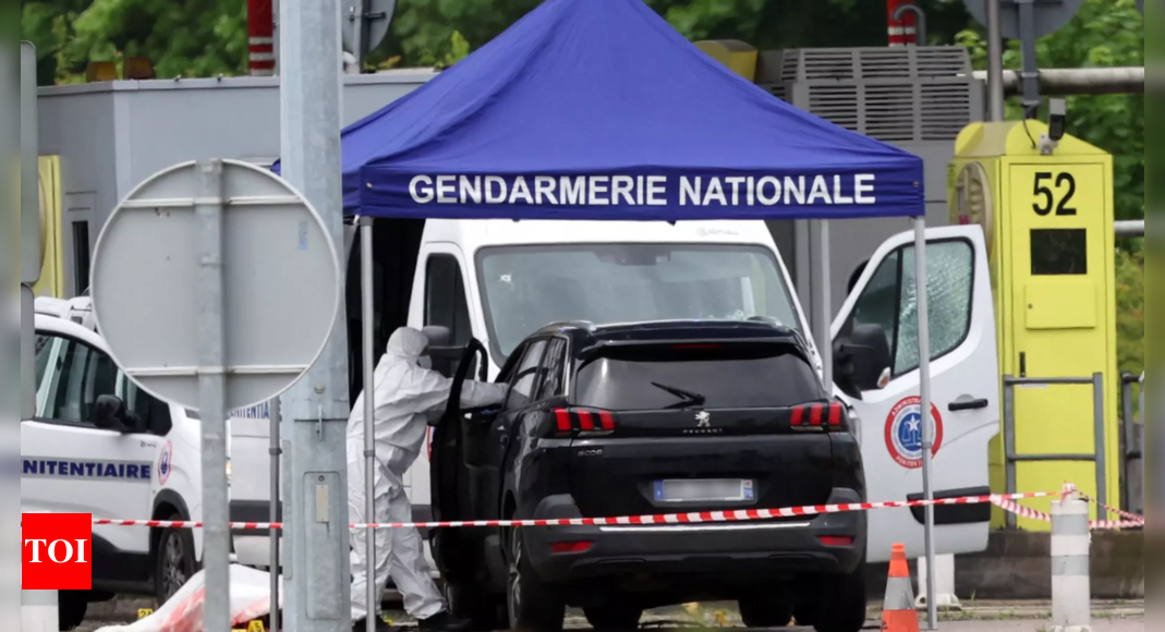 French prison officers killed in ambush during prisoner transport - The Times of India