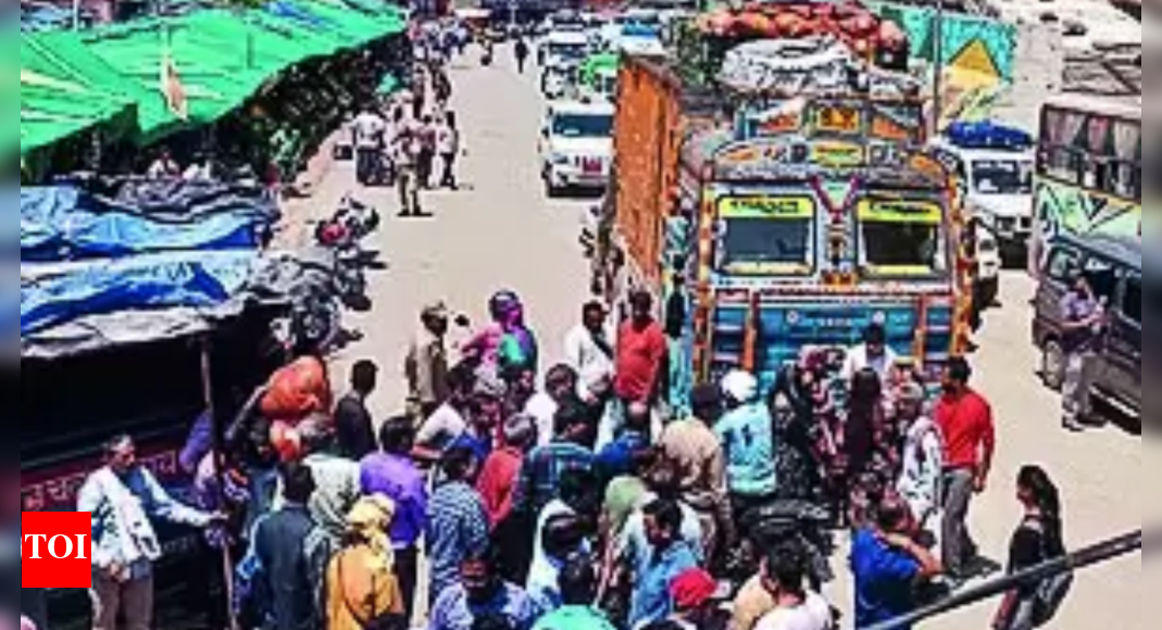 Traffic Congestion: Traffic congestion on Gangotri route forces pilgrims to return | Dehradun News - Vimarsana News