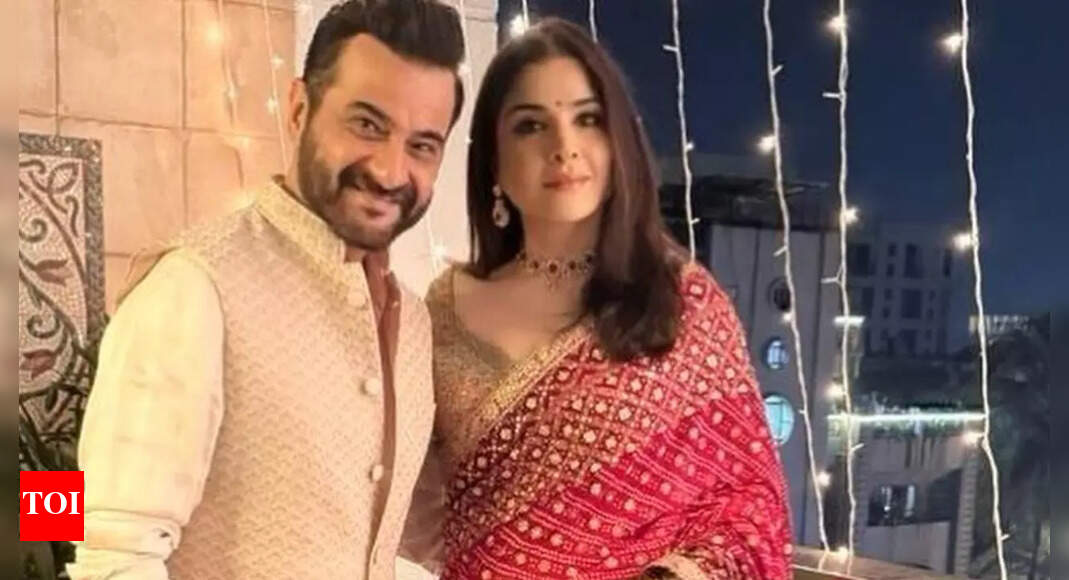 Maheep Kapoor on Sanjay Kapoor's Work Struggles and Family Support | - Vimarsana News