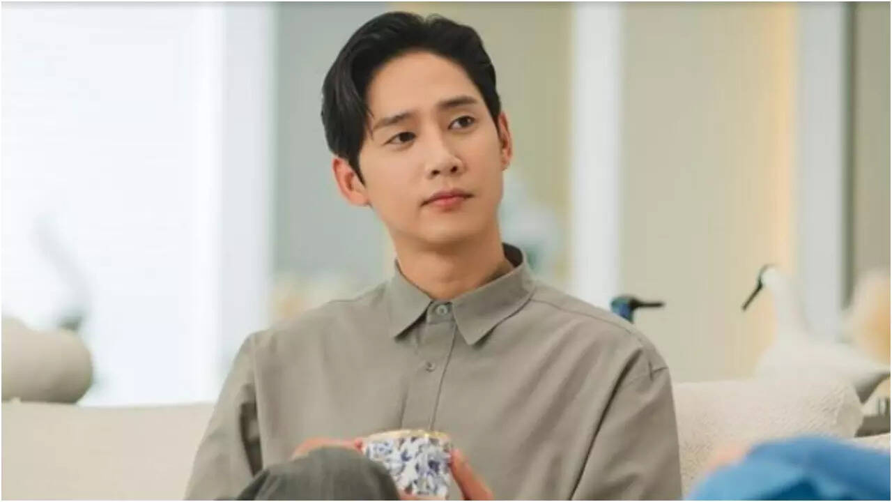 Queen of Tear's actor Park Sung-hoon reveals he contemplated name change  after villain roles' success - Times of India