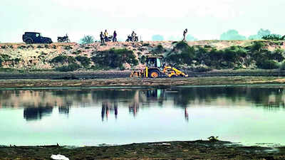 Illegal mining on Yamuna banks, govt cracks down on sand mafia