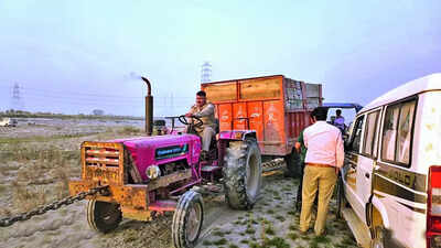 Illegal mining on Yamuna banks, govt cracks down on sand mafia