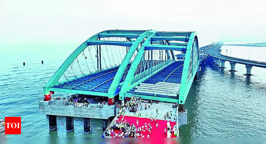 Coastal Road: Installation of North-bound Arch on Mumbai Coastal Road ...