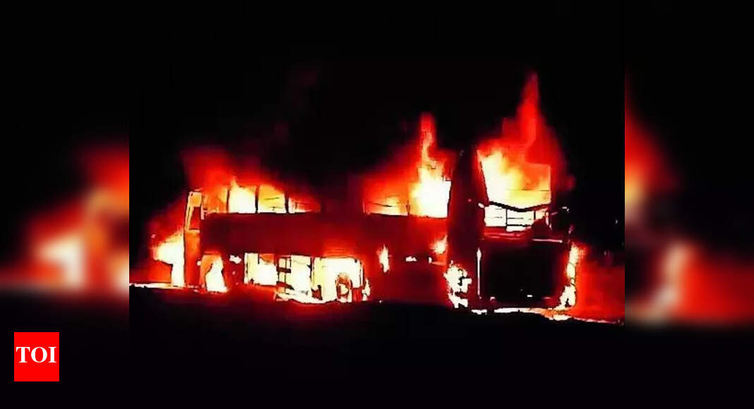Bus Lorry Collision: Six charred to death as bus & lorry collide near Chilkaluripet | Vijayawada News - Vimarsana News