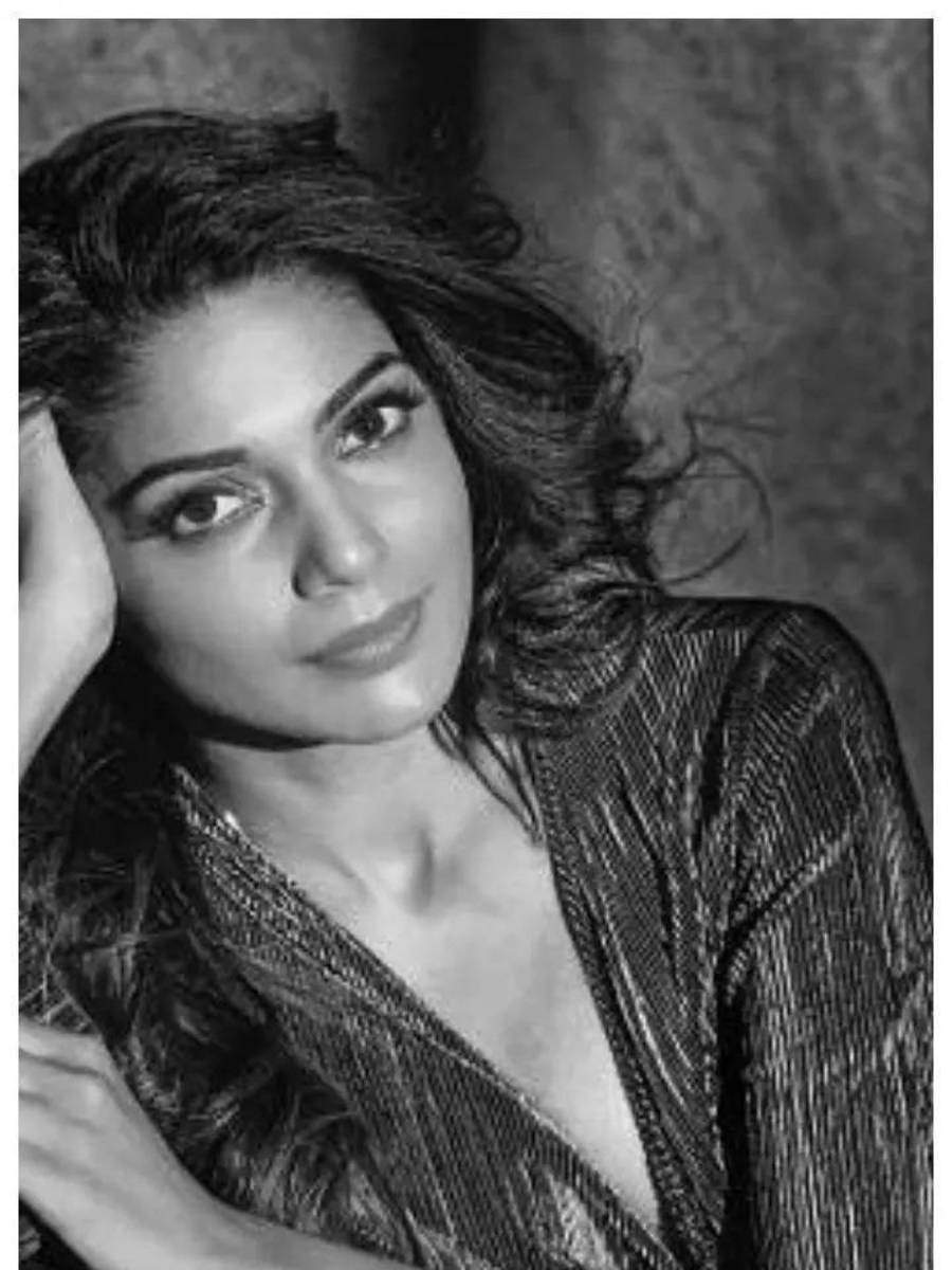 Pooja Sawant's Classic Looks | Times of India