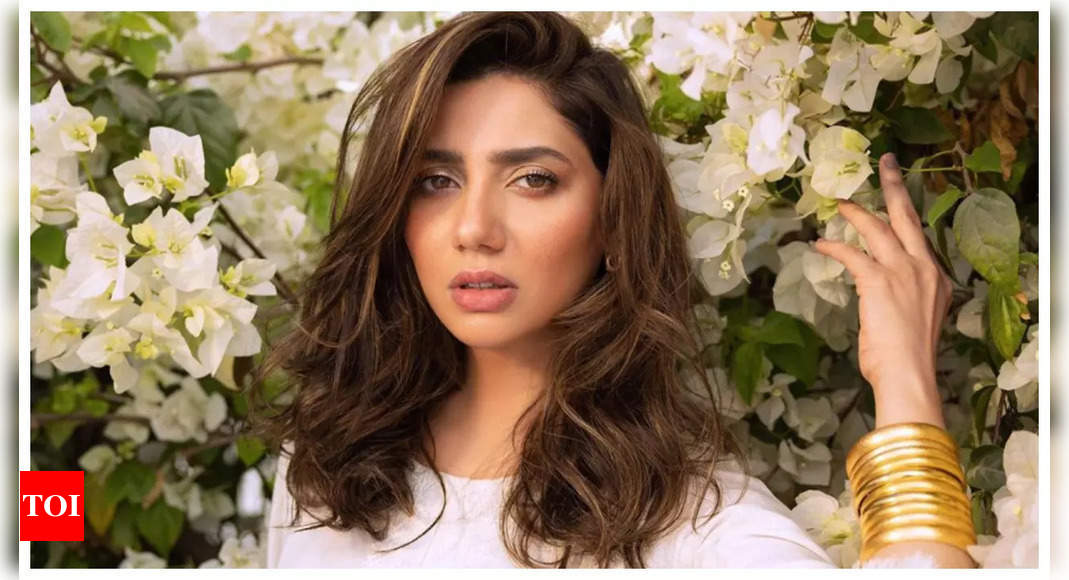 Mahira REACTS as crowd throws an object at her