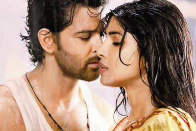 Hrithik, Priyanka get wet and naughty