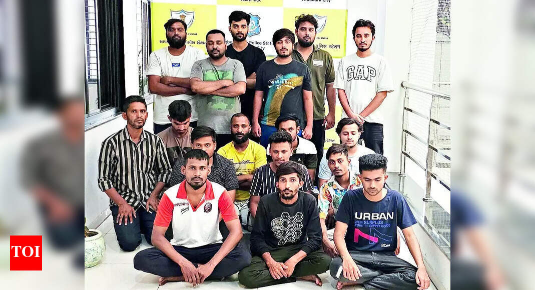Stock Trading Firm: Bogus stock trading firm busted, 17 arrested | Vadodara News - Vimarsana News