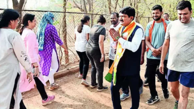 Godse hits joggers' track to meet and greet voters for perfect finish