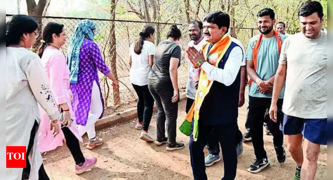 Godse hits joggers' track to meet and greet voters for perfect finish | Nashik News - Vimarsana News
