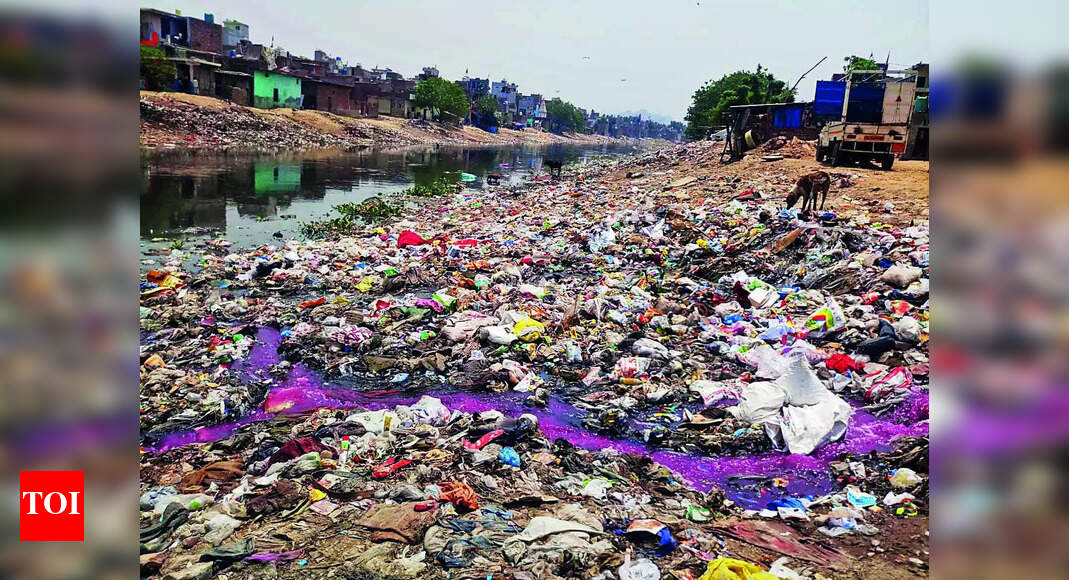 Dyeing Units: Illegal Dyeing Units Operating Along Hindon River in Noida | Noida News - Vimarsana News