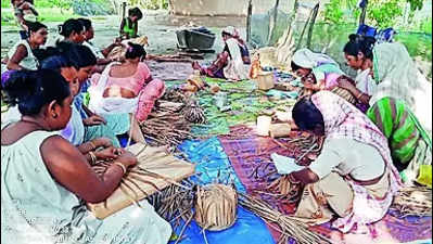 Women in Tinsukia hamlet turn weeds into handicraft