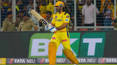 'Fans chahte hai aap jyada waqt bitaye pitch me...': Pathan advocates for Dhoni's higher batting position in crucial CSK vs RCB clash