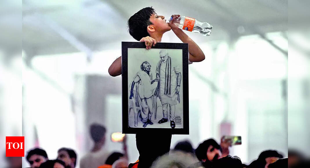 Modi: 'Saffron wave' at venue as thousands gather | Delhi News - Times ...