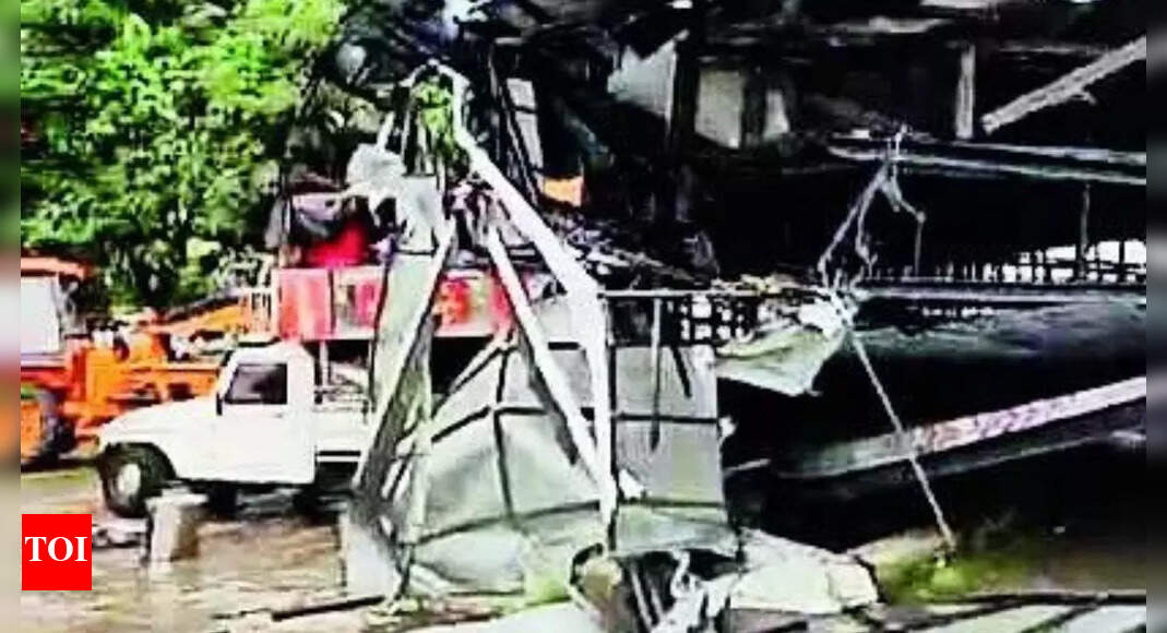 Hoarding Collapse: 3 injured in illegal hoarding collapse at Loni Kalbhor | Pune News - Vimarsana News