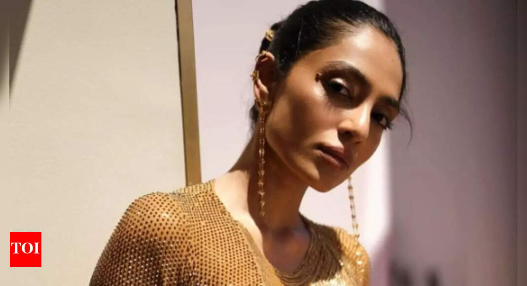 Sobhita Dhulipala transforms into a Gold Diva at Cannes; 'Love the eyes' says her fan | Hindi Movie News - Vimarsana News