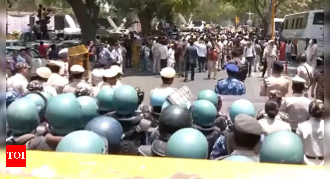 Delhi Police detain AAP workers marching towards BJP HQ, Section 144 imposed on DDU Marg | Delhi News - Vimarsana News