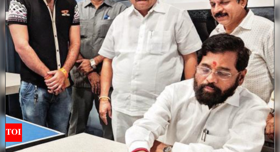 Eknath Shinde banks on connect in ground zero of battle for Balasaheb legacy | India News - Vimarsana News