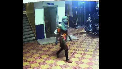 Thieves dress up like women to burgle home