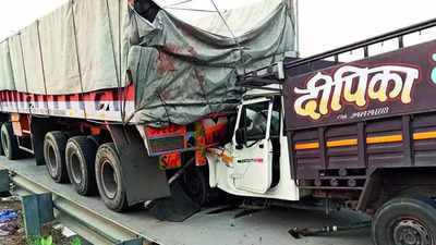 Pickup van rams truck from behind on Eastern Peripheral Expressway, trader dies