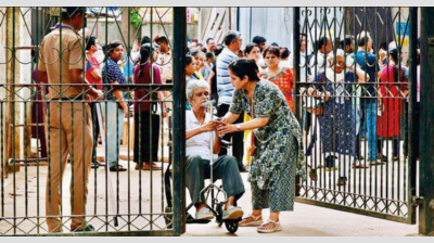 Humid heat and long queues at polling booths frustrate voters in Mumbai