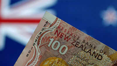 Australia, New Zealand dollars run out of puff, ponder rate outlooks