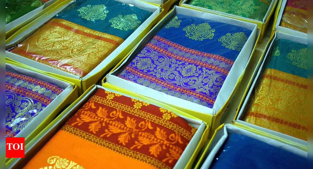 Village head, 7 others booked for distributing sarees amid polls in UP's Ballia | Varanasi News - Vimarsana News