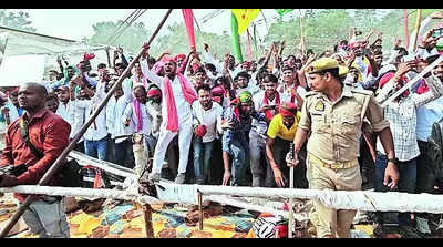 Party workers break barricades, reach near Akhilesh's car in Sant Kabir Nagar