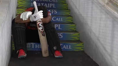 Rahul Tripathi sits on stairs devastated after unfortunate run-out in Qualifier 1