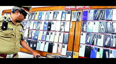 3 pickpockets land in police net with 176 mobiles