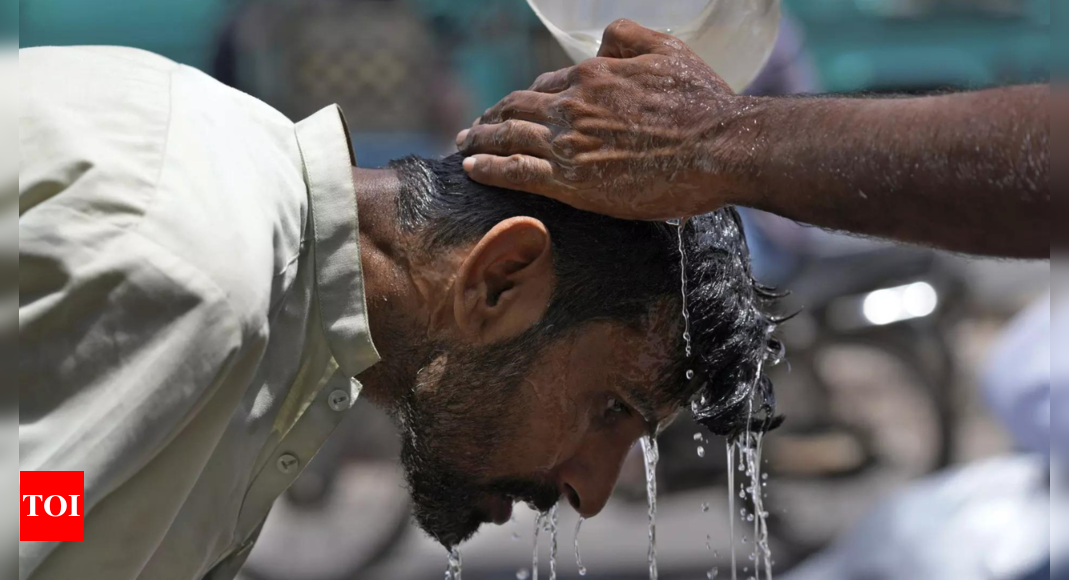 Weather forecasters warn Pakistanis to stay indoors ahead of new heat wave – Times of India