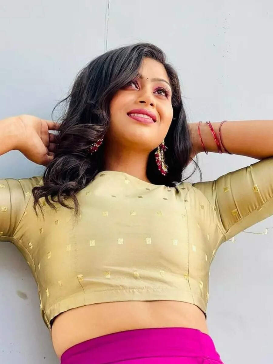  மாடர்ன் ட்ரெஸ் போட்ட முத்தழகு ஷோபனா! 