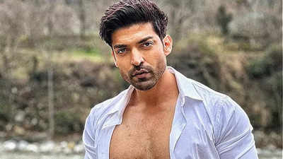 Gurmeet Choudhary shares a shirtless photo showcasing his abs; says 'I haven’t eaten a samosa in 14 years'