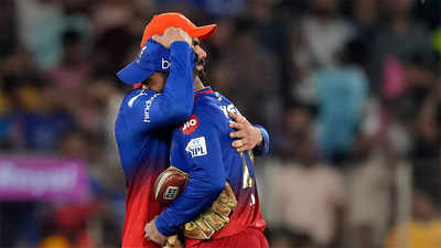 Amid disappointment of loss, Virat Kohli's emotional hug to teary-eyed Dinesh Karthik. Watch