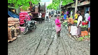 MGR market turns slushy in intermittent rainfall