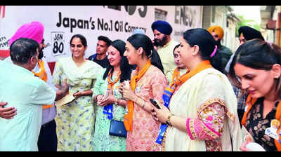 For Akali, daughters come from Canada, relatives pitch in too