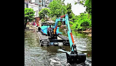 Floating excavator to clean stormwater drains