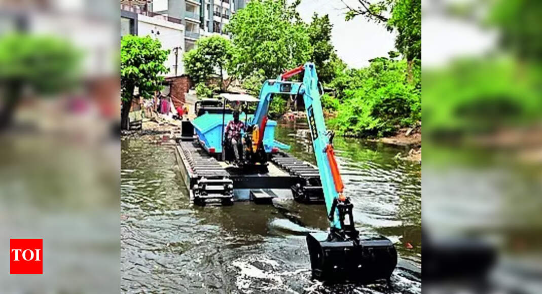 Stormwater Drains: Vadodara Municipal Corporation to Use Floating Excavator to Clean Stormwater Drains | Vadodara News - Vimarsana News